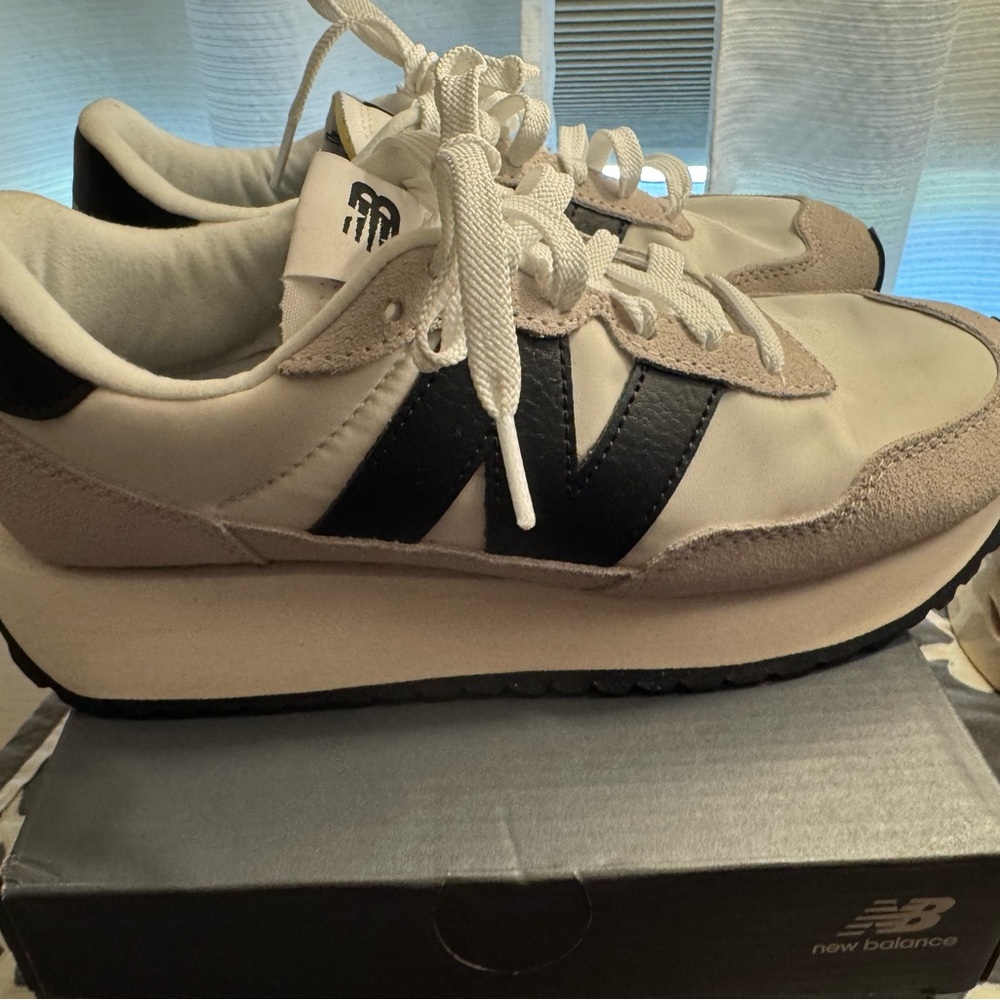 New Balance Women’s Black and White Sneakers size 8